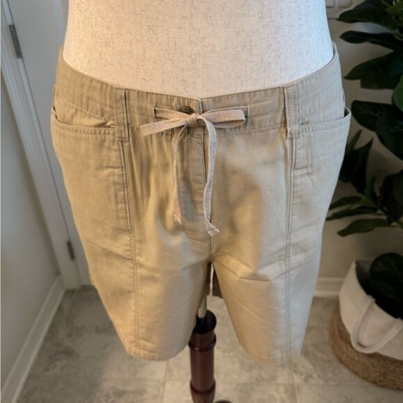 New York & Company Khaki Shorts with Drawstring, in Women’s Size 16 - Picture 10 of 11